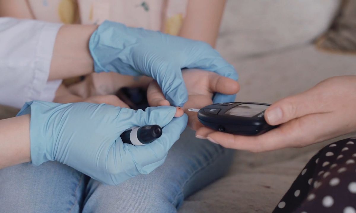 osoba meri šećer uz pomoć aparata