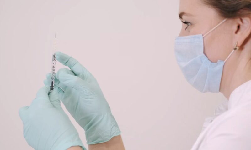 prikaz injekcije u ruci medicinke sestre